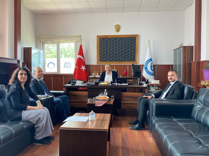 İl Göç İdaresi Müdürü Melik Yasin SARAÇ, Nazilli İktisadi ve İdari Bilimler Fakültesi Dekanı Prof. Dr. Osman PEKER'İ Makamında Ziyaret Etti.